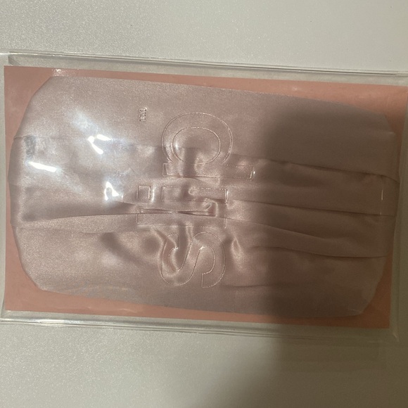 New Slip pink silk face mask - Picture 8 of 9